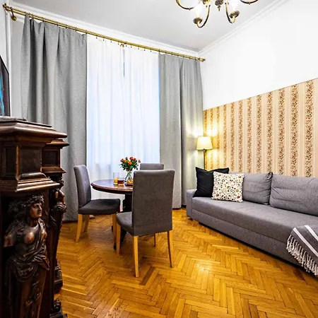 With Antique Furniture In The Old Town, Metro * Varsó