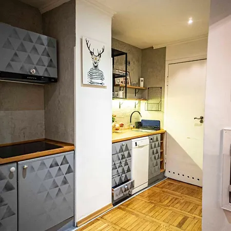 With Antique Furniture In The Old Town, Metro Apartamento