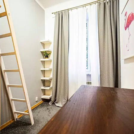 With Antique Furniture In The Old Town, Metro Apartamento *