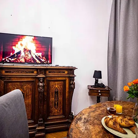 Apartamento With Antique Furniture In The Old Town, Metro