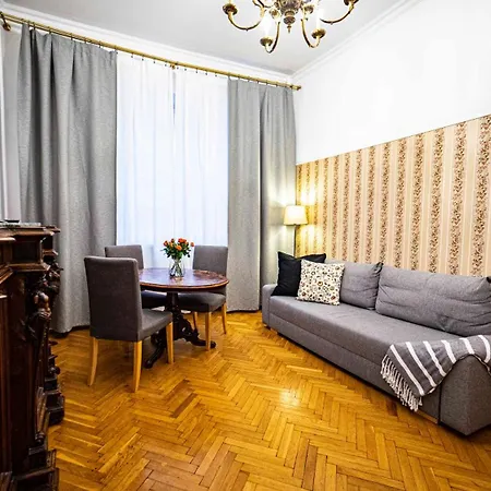 With Antique Furniture In The Old Town, Metro Daire