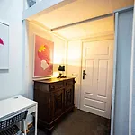 아파트 With Antique Furniture In The Old Town, Metro *