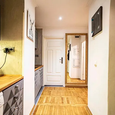 Apartment With Antique Furniture In The Old Town, Metro Warschau