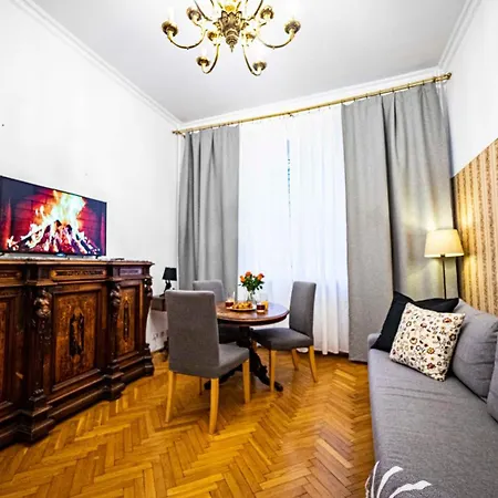아파트 With Antique Furniture In The Old Town, Metro