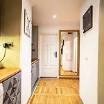 Appartement With Antique Furniture In The Old Town, Metro Warschau