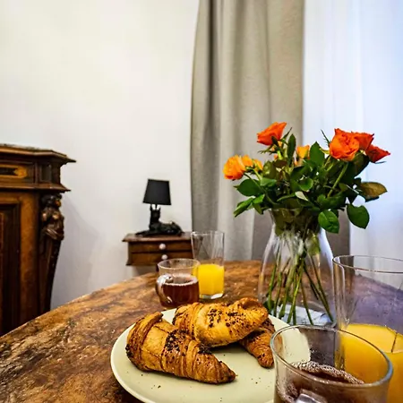 Appartement With Antique Furniture In The Old Town, Metro *