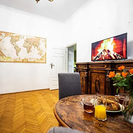Appartement With Antique Furniture In The Old Town, Metro